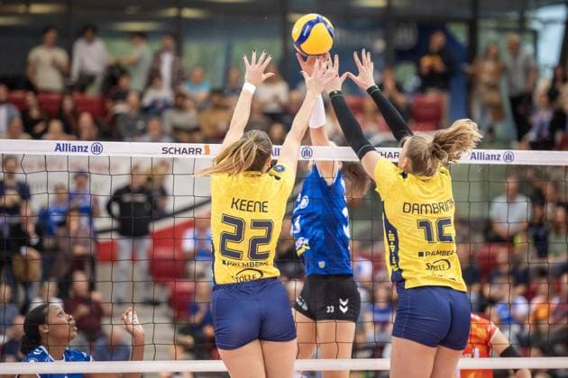 Jaelyn Rose Keene (SSC Palmberg Schwerin, 22) und Elles Dambrink (SSC Palmberg Schwerin, 15) vs. Krystal Rivers (Allianz MTV Stuttgart, 13) GER, Allianz MTV Stuttgart vs. SSC Palmberg Schwerin Volleyball Bundesliga, VBL, Spielzeit 2024 2025, 19.10.2024 GER, Allianz MTV Stuttgart vs. SSC Palmberg Schwerin Volleyball Bundesliga, VBL, Spielzeit 2024 2025, 19.10.2024 Stuttgart Copyright: xSandyxDinkelackerx EP_SDR