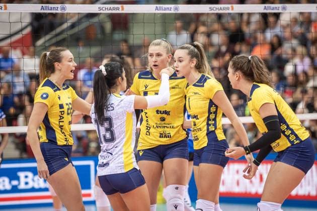 Jaelyn Rose Keene (SSC Palmberg Schwerin, 22), Patricia Llabres Herrera (SSC Palmberg Schwerin, 13), Elles Dambrink (SSC Palmberg Schwerin, 15), Karla Antunovic (SSC Palmberg Schwerin, 01), Fleur Savelkoel (SSC Palmberg Schwerin, 02) vl., Absprache im Team GER, Allianz MTV Stuttgart vs. SSC Palmberg Schwerin Volleyball Bundesliga, VBL, Spielzeit 2024 2025, 19.10.2024 GER, Allianz MTV Stuttgart vs. SSC Palmberg Schwerin Volleyball Bundesliga, VBL, Spielzeit 2024 2025, 19.10.2024 Stuttgart Copyright: xSandyxDinkelackerx EP_SDR