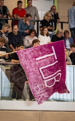 Volleyball, Saison 2024 2025, 2. Bundesliga Nord, 19.10.2024, 4. Spieltag, Herren, TuB Bocholt (blau) vs. Kieler TV (rot) Tribuene, Fahne Bocholt Sporthalle West Nordrhein-Westfalen Deutschland