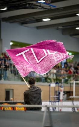 Volleyball, Saison 2024 2025, 2. Bundesliga Nord, 19.10.2024, 4. Spieltag, Herren, TuB Bocholt (blau) vs. Kieler TV (rot) Fan mit Fahne Bocholt Sporthalle West Nordrhein-Westfalen Deutschland