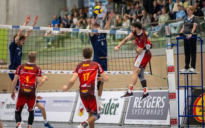 Volleyball, Saison 2024 2025, 2. Bundesliga Nord, 19.10.2024, 4. Spieltag, Herren, TuB Bocholt (blau) vs. Kieler TV (rot) v.l.: Tom Doerpinghaus (TuB Bocholt), Mattis Lehmann (Kieler TV), Peter Klaua (Kieler TV), Ben Stoverink (TuB Bocholt), Olavo Soares Veiga Quadros (Kieler TV), Bocholt Sporthalle West Nordrhein-Westfalen Deutschland