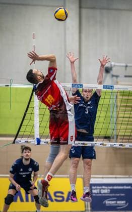 Volleyball, Saison 2024 2025, 2. Bundesliga Nord, 19.10.2024, 4. Spieltag, Herren, TuB Bocholt (blau) vs. Kieler TV (rot) v.l.: Tobias Brendgen (TuB Bocholt), Junio Cesar Tavares Maciel (Kieler TV), Noah van Dam (Libero TuB Bocholt), Bocholt Sporthalle West Nordrhein-Westfalen Deutschland