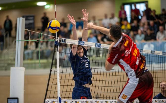 Volleyball, Saison 2024 2025, 2. Bundesliga Nord, 19.10.2024, 4. Spieltag, Herren, TuB Bocholt (blau) vs. Kieler TV (rot) v.l.: Tobias Brendgen (TuB Bocholt), Junio Cesar Tavares Maciel (Kieler TV), Bocholt Sporthalle West Nordrhein-Westfalen Deutschland