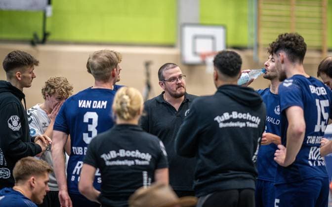 Volleyball, Saison 2024 2025, 2. Bundesliga Nord, 19.10.2024, 4. Spieltag, Herren, TuB Bocholt (blau) vs. Kieler TV (rot) Markus Friedrich (Trainer TuB Bocholt), Bocholt Sporthalle West Nordrhein-Westfalen Deutschland