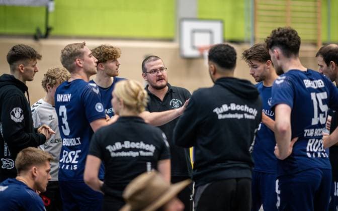 Volleyball, Saison 2024 2025, 2. Bundesliga Nord, 19.10.2024, 4. Spieltag, Herren, TuB Bocholt (blau) vs. Kieler TV (rot) Markus Friedrich (Trainer TuB Bocholt), Bocholt Sporthalle West Nordrhein-Westfalen Deutschland