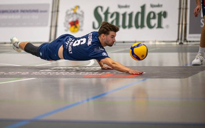 Volleyball, Saison 2024 2025, 2. Bundesliga Nord, 19.10.2024, 4. Spieltag, Herren, TuB Bocholt (blau) vs. Kieler TV (rot) Ben Stoverink (TuB Bocholt), Bocholt Sporthalle West Nordrhein-Westfalen Deutschland