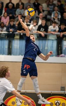 Volleyball, Saison 2024 2025, 2. Bundesliga Nord, 19.10.2024, 4. Spieltag, Herren, TuB Bocholt (blau) vs. Kieler TV (rot) Luis Kubo (TuB Bocholt), Bocholt Sporthalle West Nordrhein-Westfalen Deutschland