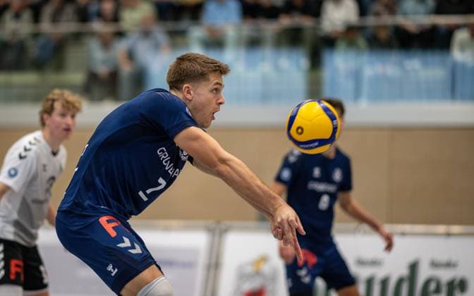 Volleyball, Saison 2024 2025, 2. Bundesliga Nord, 19.10.2024, 4. Spieltag, Herren, TuB Bocholt (blau) vs. Kieler TV (rot) Luis Kubo (TuB Bocholt), Bocholt Sporthalle West Nordrhein-Westfalen Deutschland