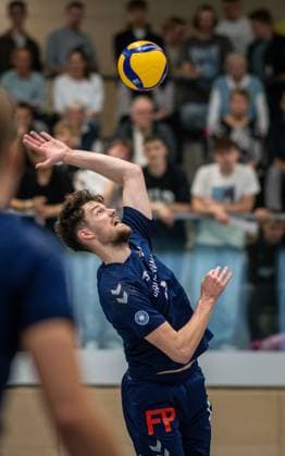 Volleyball, Saison 2024 2025, 2. Bundesliga Nord, 19.10.2024, 4. Spieltag, Herren, TuB Bocholt (blau) vs. Kieler TV (rot) Tobias Brendgen (TuB Bocholt), Bocholt Sporthalle West Nordrhein-Westfalen Deutschland