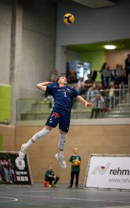 Volleyball, Saison 2024 2025, 2. Bundesliga Nord, 19.10.2024, 4. Spieltag, Herren, TuB Bocholt (blau) vs. Kieler TV (rot) Luis Kubo (TuB Bocholt), Bocholt Sporthalle West Nordrhein-Westfalen Deutschland