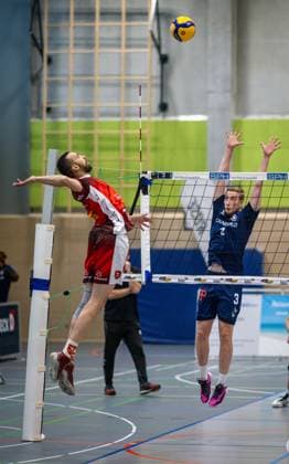 Volleyball, Saison 2024 2025, 2. Bundesliga Nord, 19.10.2024, 4. Spieltag, Herren, TuB Bocholt (blau) vs. Kieler TV (rot) v.l.: Junio Cesar Tavares Maciel (Kieler TV), Noah van Dam (Libero TuB Bocholt), Bocholt Sporthalle West Nordrhein-Westfalen Deutschland