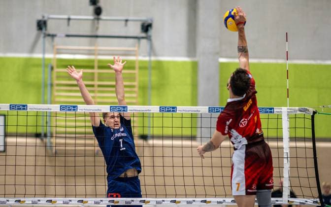 Volleyball, Saison 2024 2025, 2. Bundesliga Nord, 19.10.2024, 4. Spieltag, Herren, TuB Bocholt (blau) vs. Kieler TV (rot) v.l.: Luis Kubo (TuB Bocholt), Olavo Soares Veiga Quadros (Kieler TV), Bocholt Sporthalle West Nordrhein-Westfalen Deutschland