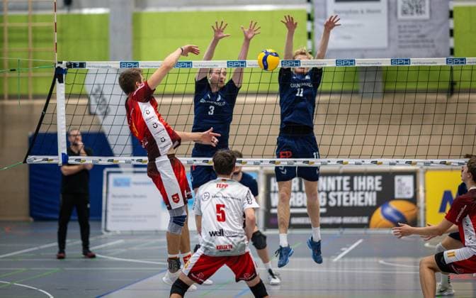 Volleyball, Saison 2024 2025, 2. Bundesliga Nord, 19.10.2024, 4. Spieltag, Herren, TuB Bocholt (blau) vs. Kieler TV (rot) v.l.: Peter Klaua (Kieler TV), Noah van Dam (Libero TuB Bocholt), Pelle Jorek Tepp (Libero Kieler TV), Thomas Wittkowski (TuB Bocholt), Bocholt Sporthalle West Nordrhein-Westfalen Deutschland