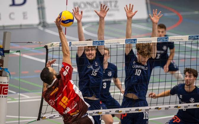 Volleyball, Saison 2024 2025, 2. Bundesliga Nord, 19.10.2024, 4. Spieltag, Herren, TuB Bocholt (blau) vs. Kieler TV (rot) v.l.: Junio Cesar Tavares Maciel (Kieler TV), Tobias Brendgen (TuB Bocholt), Tom Doerpinghaus (TuB Bocholt), Ben Stoverink (TuB Bocholt), Bocholt Sporthalle West Nordrhein-Westfalen Deutschland
