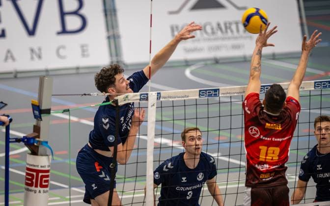 Volleyball, Saison 2024 2025, 2. Bundesliga Nord, 19.10.2024, 4. Spieltag, Herren, TuB Bocholt (blau) vs. Kieler TV (rot) v.l.: Tobias Brendgen (TuB Bocholt), Noah van Dam (Libero TuB Bocholt), Junio Cesar Tavares Maciel (Kieler TV), Luis Kubo (TuB Bocholt), Bocholt Sporthalle West Nordrhein-Westfalen Deutschland