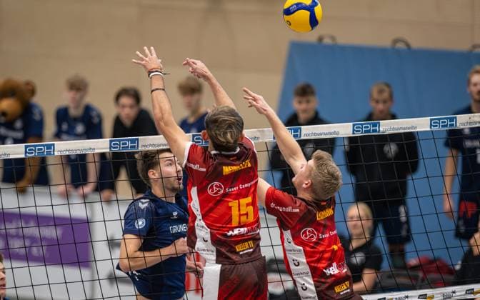 Volleyball, Saison 2024 2025, 2. Bundesliga Nord, 19.10.2024, 4. Spieltag, Herren, TuB Bocholt (blau) vs. Kieler TV (rot) v.l.: Ben Stoverink (TuB Bocholt), Joao Vitor Meirelles Thomaz (Kieler TV), Mattis Lehmann (Kieler TV), Bocholt Sporthalle West Nordrhein-Westfalen Deutschland
