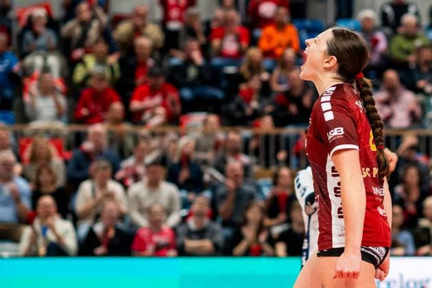 19.10.2024, Volleyball, Frauen, Volleyball-Bundesliga, Saison 2024 2025, SC Potsdam-VfB Suhl LOTTO Thüringen Im Bild: v.l. Jenna Ewert (SC Potsdam) Potsdam MBS Arena Potsdam Brandenburg Deutschland