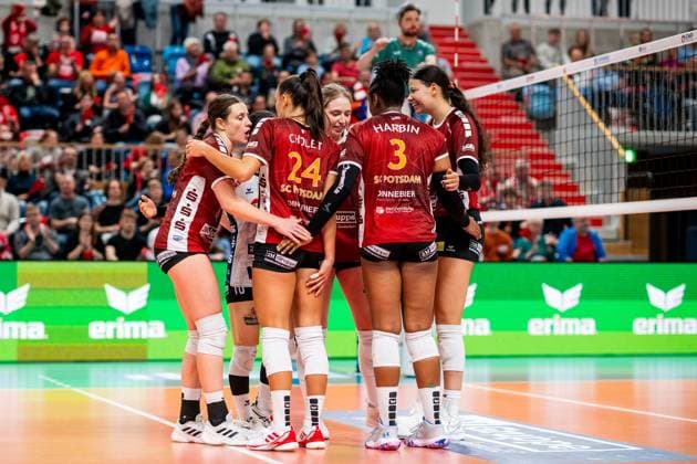 19.10.2024, Volleyball, Frauen, Volleyball-Bundesliga, Saison 2024 2025, SC Potsdam-VfB Suhl LOTTO Thüringen Im Bild: v.l. Frauen des SC Potsdam Freude,froehlich,lachend Potsdam MBS Arena Potsdam Brandenburg Deutschland