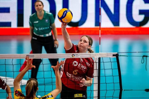 19.10.2024, Volleyball, Frauen, Volleyball-Bundesliga, Saison 2024 2025, SC Potsdam-VfB Suhl LOTTO Thüringen Im Bild: v.l. Eleanor Holthaus (SC Potsdam) Potsdam MBS Arena Potsdam Brandenburg Deutschland