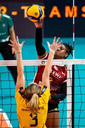 19.10.2024, Volleyball, Frauen, Volleyball-Bundesliga, Saison 2024 2025, SC Potsdam-VfB Suhl LOTTO Thüringen Im Bild: v.l. Eva Pogacar (VfB Suhl LOTTO Thüringen),Danielle Harbin (SC Potsdam) Potsdam MBS Arena Potsdam Brandenburg Deutschland