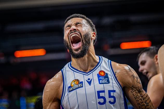 Bilder des Jahres 2024, Sport 10 Oktober Sport Themen der Woche KW42 Sport Bilder des Tages 1. Basketball Bundesliga, easyCredit BBL, Saison 2024 2025, Herren, Hauptrunde, 5. Spieltag, 19.10.2024, RASTA Vechta - Frankfurt Skyliners David Muenkat ( 55 - Frankfurt Skyliners) zeigt Emotionen während der Partie Vechta RASTA Dome Niedersachsen Deutschland *** 1 Basketball Bundesliga, easyCredit BBL, Season 2024 2025, Men, Main Round, Matchday 5, 19 10 2024, RASTA Vechta Frankfurt Skyliners David Muenkat 55 Frankfurt Skyliners shows emotions during the game Vechta RASTA Dome Lower Saxony Germany