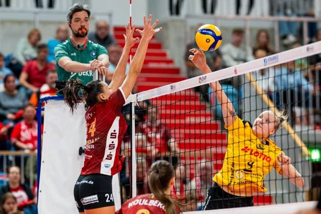 19.10.2024, Volleyball, Frauen, Volleyball-Bundesliga, Saison 2024 2025, SC Potsdam-VfB Suhl LOTTO Thüringen Im Bild: v.l. Jade Cholet (SC Potsdam),Roosa Laakkonen (VfB Suhl LOTTO Thüringen) Potsdam MBS Arena Potsdam Brandenburg Deutschland