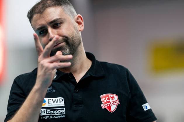 19.10.2024, Volleyball, Frauen, Volleyball-Bundesliga, Saison 2024 2025, SC Potsdam-VfB Suhl LOTTO Thüringen Im Bild: v.l. Trainer Riccardo Boieri (SC Potsdam) Potsdam MBS Arena Potsdam Brandenburg Deutschland