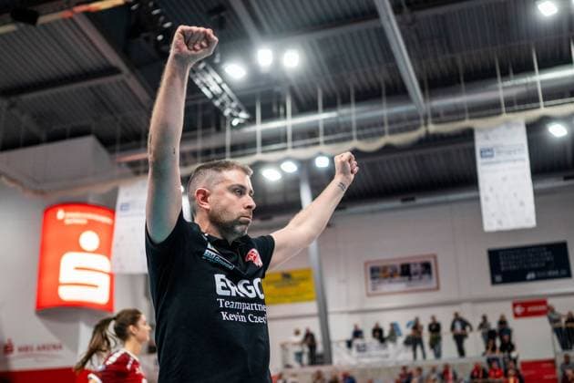19.10.2024, Volleyball, Frauen, Volleyball-Bundesliga, Saison 2024 2025, SC Potsdam-VfB Suhl LOTTO Thüringen Im Bild: v.l. Trainer Riccardo Boieri (SC Potsdam) Potsdam MBS Arena Potsdam Brandenburg Deutschland