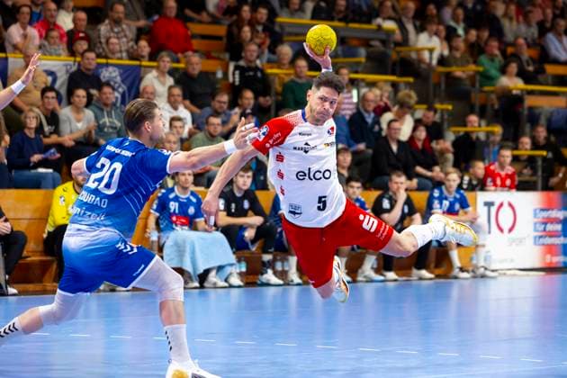 Czaba Leimeter (Nr. 5, HBW Balingen-Weilstetten) gegen Leon Ciudad Benitez (Nr. 20, VfL Luebeck-Schwartau). VfL Luebeck-Schwartau vs. HBW Balingen-Weilstetten, Handball, 2. Bundesliga, 19.10.24 Luebeck Schleswig-Holstein Germany