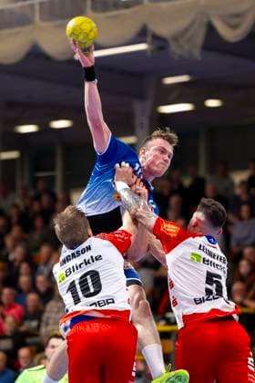 Ole Hagedorn (Nr. 10, VfL Luebeck-Schwartau) gegen Daniel Ingason (Nr. 10, HBW Balingen-Weilstetten) und Czaba Leimeter (Nr. 5, HBW Balingen-Weilstetten). VfL Luebeck-Schwartau vs. HBW Balingen-Weilstetten, Handball, 2. Bundesliga, 19.10.24 Luebeck Schleswig-Holstein Germany