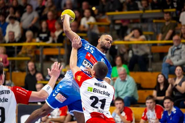 Patrik Längst (Nr. 25, VfL Luebeck-Schwartau) gegen Jerome Mueller (Nr. 21, HBW Balingen-Weilstetten). VfL Luebeck-Schwartau vs. HBW Balingen-Weilstetten, Handball, 2. Bundesliga, 19.10.24 Luebeck Schleswig-Holstein Germany