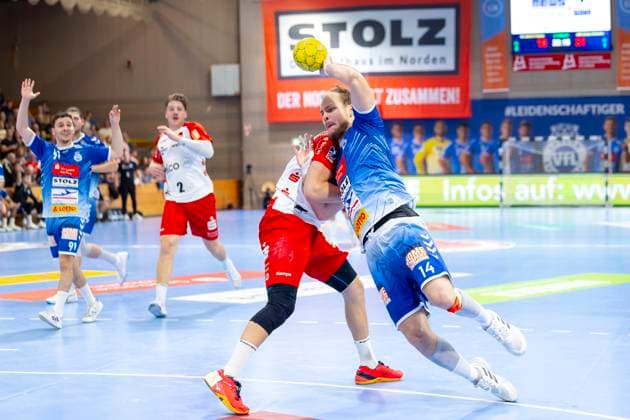 Paul Skorupa (Nr. 14, VfL Luebeck-Schwartau) gegen Elias Huber (Nr. 7, HBW Balingen-Weilstetten). VfL Luebeck-Schwartau vs. HBW Balingen-Weilstetten, Handball, 2. Bundesliga, 19.10.24 Luebeck Schleswig-Holstein Germany