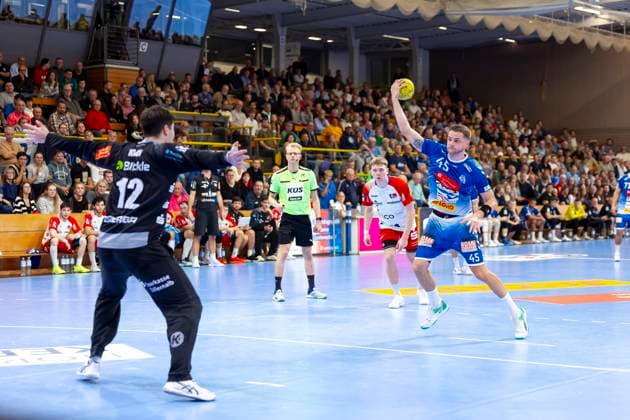Jan-Eric Speckmann (Nr. 45, VfL Luebeck-Schwartau) beim Siebenmeterversuch gegen Benedek Nagy (Nr. 12, HBW Balingen-Weilstetten). VfL Luebeck-Schwartau vs. HBW Balingen-Weilstetten, Handball, 2. Bundesliga, 19.10.24 Luebeck Schleswig-Holstein Germany