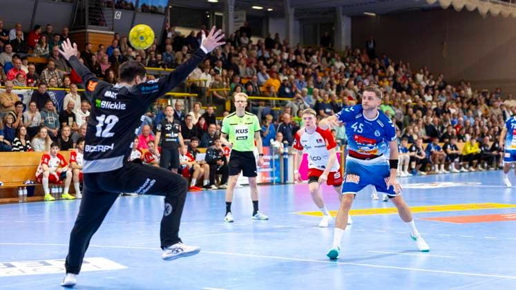 Jan-Eric Speckmann (Nr. 45, VfL Luebeck-Schwartau) beim Siebenmeterversuch gegen Benedek Nagy (Nr. 12, HBW Balingen-Weilstetten). VfL Luebeck-Schwartau vs. HBW Balingen-Weilstetten, Handball, 2. Bundesliga, 19.10.24 Luebeck Schleswig-Holstein Germany