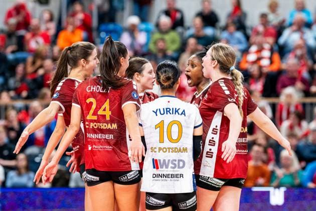 Sport Bilder des Tages 19.10.2024, Volleyball, Frauen, Volleyball-Bundesliga, Saison 2024 2025, SC Potsdam-VfB Suhl LOTTO Thüringen Im Bild: v.l. Spielerinnen des SC Potsdam Jubel Potsdam MBS Arena Potsdam Brandenburg Deutschland