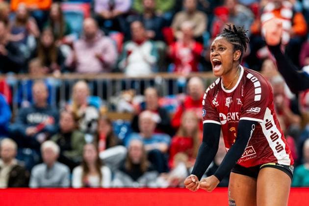 19.10.2024, Volleyball, Frauen, Volleyball-Bundesliga, Saison 2024 2025, SC Potsdam-VfB Suhl LOTTO Thüringen Im Bild: v.l. Danielle Harbin (SC Potsdam) Potsdam MBS Arena Potsdam Brandenburg Deutschland