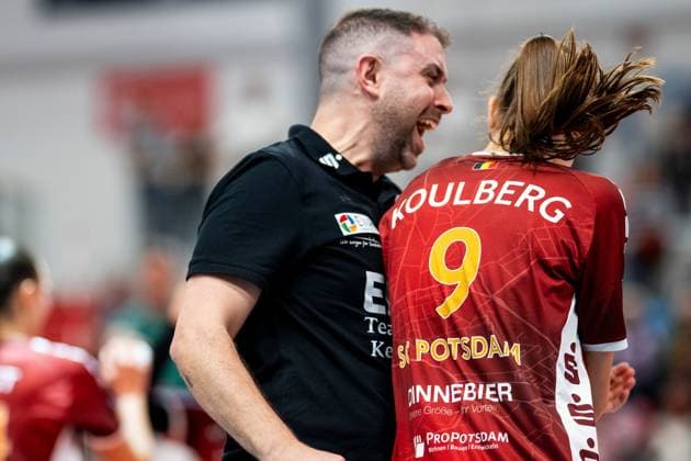 19.10.2024, Volleyball, Frauen, Volleyball-Bundesliga, Saison 2024 2025, SC Potsdam-VfB Suhl LOTTO Thüringen Im Bild: v.l. Trainer Riccardo Boieri (SC Potsdam),Anna Koulberg (SC Potsdam) Potsdam MBS Arena Potsdam Brandenburg Deutschland