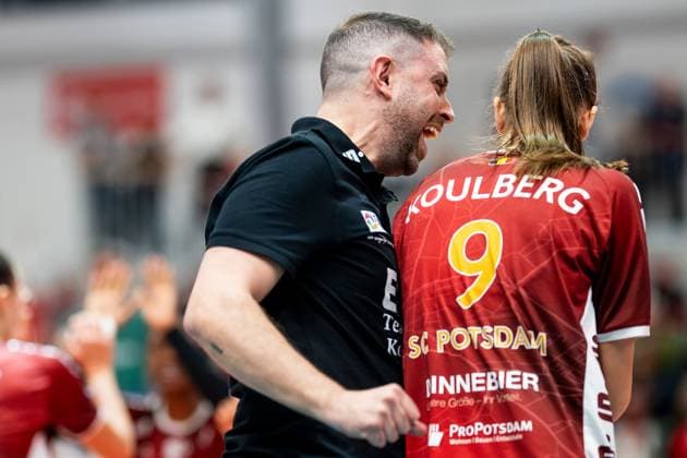 19.10.2024, Volleyball, Frauen, Volleyball-Bundesliga, Saison 2024 2025, SC Potsdam-VfB Suhl LOTTO Thüringen Im Bild: v.l. Trainer Riccardo Boieri (SC Potsdam),Anna Koulberg (SC Potsdam) Potsdam MBS Arena Potsdam Brandenburg Deutschland