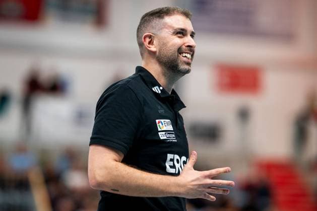 19.10.2024, Volleyball, Frauen, Volleyball-Bundesliga, Saison 2024 2025, SC Potsdam-VfB Suhl LOTTO Thüringen Im Bild: v.l. Trainer Riccardo Boieri (SC Potsdam) Potsdam MBS Arena Potsdam Brandenburg Deutschland