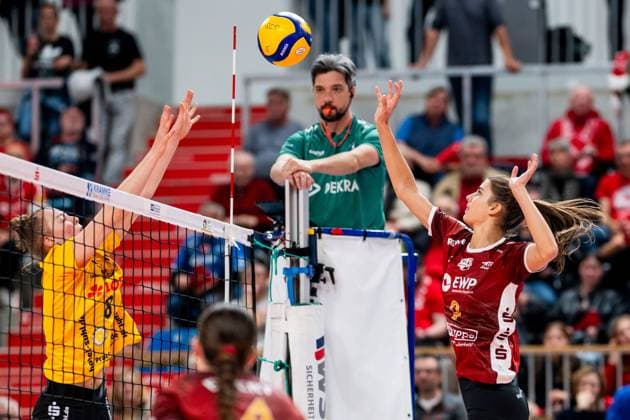 19.10.2024, Volleyball, Frauen, Volleyball-Bundesliga, Saison 2024 2025, SC Potsdam-VfB Suhl LOTTO Thüringen Im Bild: v.l. Jayde Robertsen (VfB Suhl LOTTO Thüringen),Anna Koulberg (SC Potsdam) Potsdam MBS Arena Potsdam Brandenburg Deutschland
