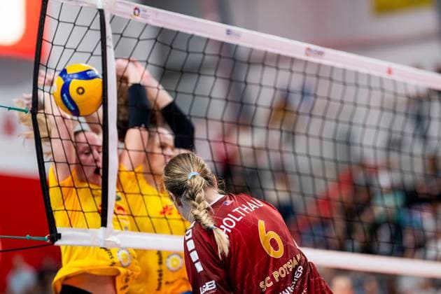19.10.2024, Volleyball, Frauen, Volleyball-Bundesliga, Saison 2024 2025, SC Potsdam-VfB Suhl LOTTO Thüringen Im Bild: v.l. Eleanor Holthaus (SC Potsdam) Potsdam MBS Arena Potsdam Brandenburg Deutschland