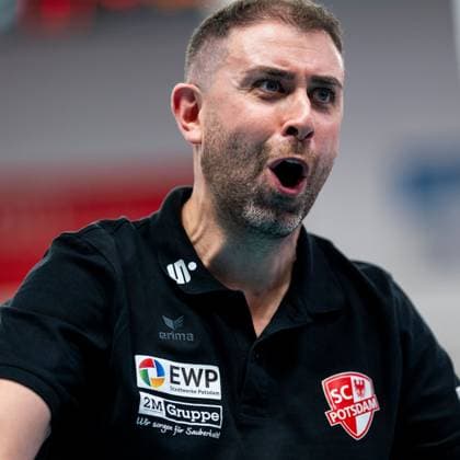 19.10.2024, Volleyball, Frauen, Volleyball-Bundesliga, Saison 2024 2025, SC Potsdam-VfB Suhl LOTTO Thüringen Im Bild: v.l. Trainer Riccardo Boieri (SC Potsdam) Potsdam MBS Arena Potsdam Brandenburg Deutschland