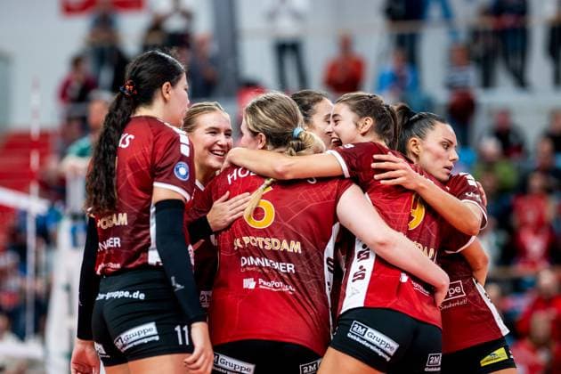 19.10.2024, Volleyball, Frauen, Volleyball-Bundesliga, Saison 2024 2025, SC Potsdam-VfB Suhl LOTTO Thüringen Im Bild: v.l. Michelle Bachmann (SC Potsdam),Eleanor Holthaus (SC Potsdam),Anna Koulberg (SC Potsdam),Jade Cholet (SC Potsdam) Potsdam MBS Arena Potsdam Brandenburg Deutschland