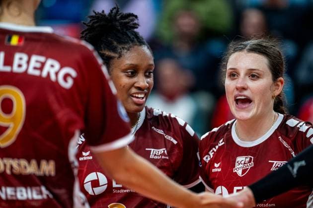 19.10.2024, Volleyball, Frauen, Volleyball-Bundesliga, Saison 2024 2025, SC Potsdam-VfB Suhl LOTTO Thüringen Im Bild: v.l. Danielle Harbin (SC Potsdam),Jenna Ewert (SC Potsdam) Potsdam MBS Arena Potsdam Brandenburg Deutschland