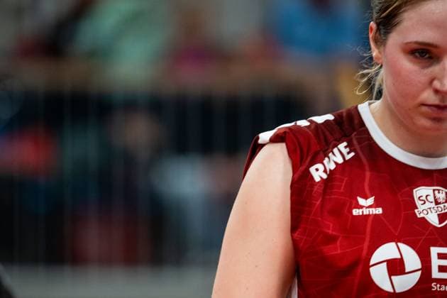 19.10.2024, Volleyball, Frauen, Volleyball-Bundesliga, Saison 2024 2025, SC Potsdam-VfB Suhl LOTTO Thüringen Im Bild: v.l. Eleanor Holthaus (SC Potsdam) Potsdam MBS Arena Potsdam Brandenburg Deutschland