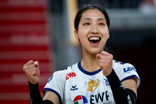 19.10.2024, Volleyball, Frauen, Volleyball-Bundesliga, Saison 2024 2025, SC Potsdam-VfB Suhl LOTTO Thüringen Im Bild: v.l. Yurika Bamba (SC Potsdam) Potsdam MBS Arena Potsdam Brandenburg Deutschland