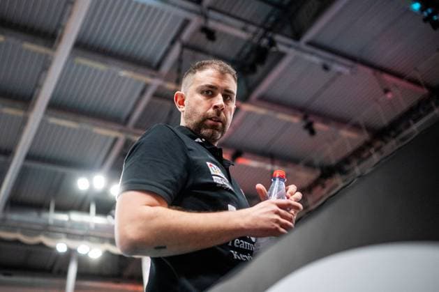 19.10.2024, Volleyball, Frauen, Volleyball-Bundesliga, Saison 2024 2025, SC Potsdam-VfB Suhl LOTTO Thüringen Im Bild: v.l. Trainer Riccardo Boieri (SC Potsdam) Potsdam MBS Arena Potsdam Brandenburg Deutschland