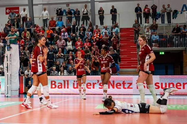 19.10.2024, Volleyball, Frauen, Volleyball-Bundesliga, Saison 2024 2025, SC Potsdam-VfB Suhl LOTTO Thüringen Im Bild: v.l. Spielerinnen des SC Potsdam frustriert,traurig,wuetend,fassungslos Potsdam MBS Arena Potsdam Brandenburg Deutschland