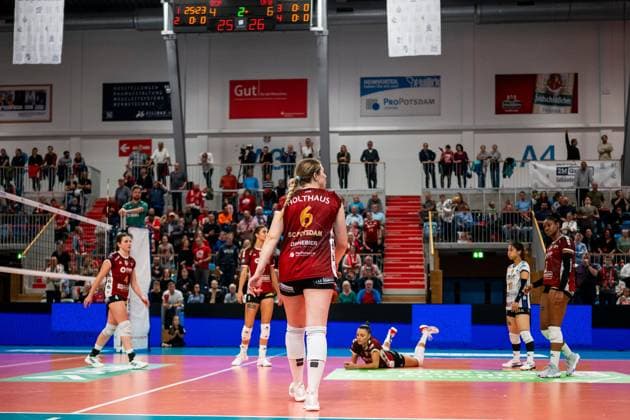 19.10.2024, Volleyball, Frauen, Volleyball-Bundesliga, Saison 2024 2025, SC Potsdam-VfB Suhl LOTTO Thüringen Im Bild: v.l. Spielerinnen des SC Potsdam frustriert,traurig,wuetend,fassungslos Potsdam MBS Arena Potsdam Brandenburg Deutschland