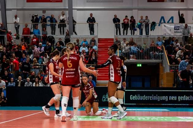 19.10.2024, Volleyball, Frauen, Volleyball-Bundesliga, Saison 2024 2025, SC Potsdam-VfB Suhl LOTTO Thüringen Im Bild: v.l. Spielerinnen des SC Potsdam frustriert,traurig,wuetend,fassungslos Potsdam MBS Arena Potsdam Brandenburg Deutschland